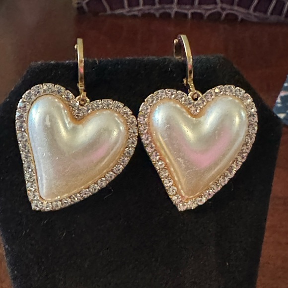 Pearl Heart Shape, Faux Pearls Inlaid Rhinestones Gold tone Iridescent Earrings - Picture 4 of 5